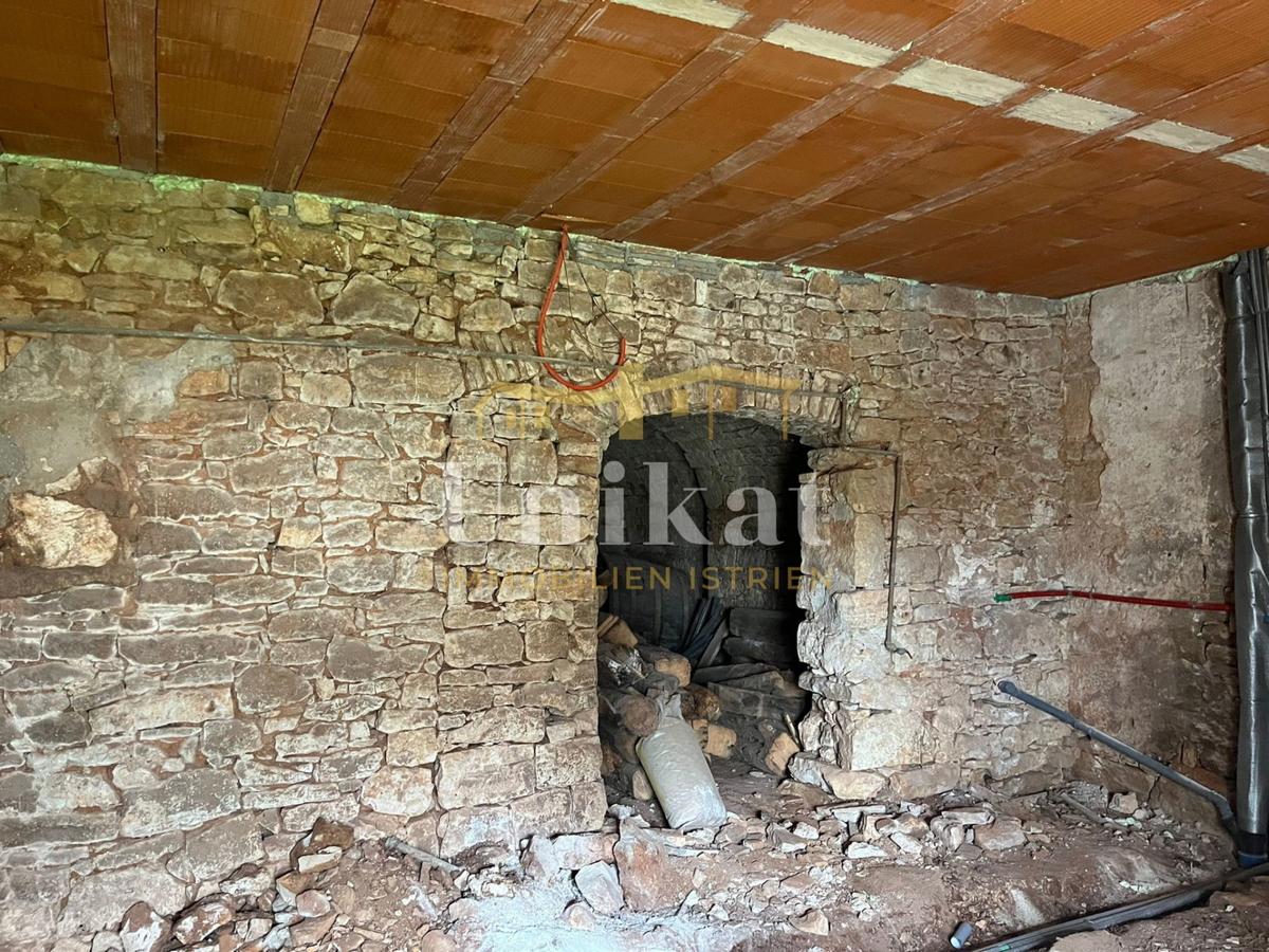 Kamena hiša blizu Višnjana za dokončanje